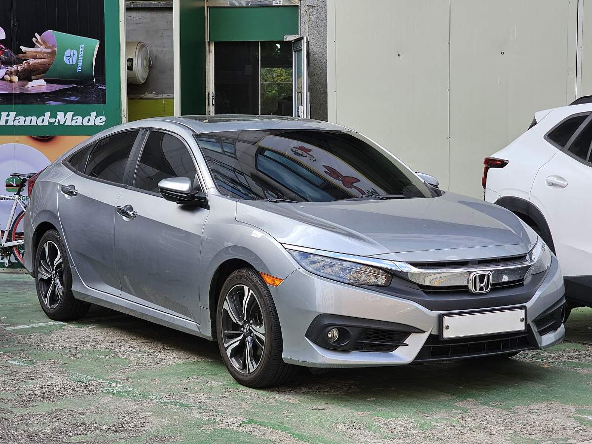 Honda Civic 2.0 i-VTEC FC/FK sedan na cor Prata Lunar Metálico.