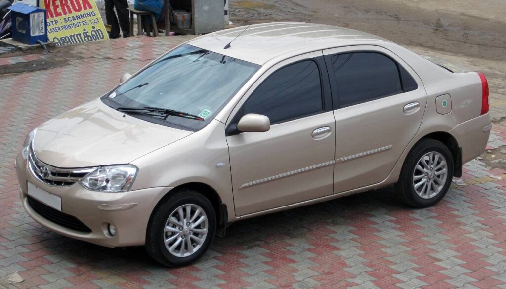 Toyota Etios, vista superior esquerda da frente.